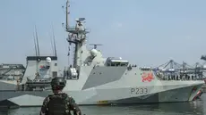 Personel Korps Marinir Indonesia menyambut kedatangan Kapal Perang Kerajaan Inggris His Majesty’s Ship (HMS) Tamar di Pelabuhan Tanjung Priok, Jakarta pada Rabu 17 Juni 2026. (BAY ISMOYO/AFP)