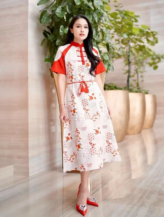Dress batik seperti Sandra Dewi ini sangat cocok dikenakan saat Imlek. Dengan perpaduan kancing shanghai dan warna merahnya. [@sandradewi88]