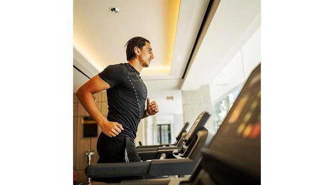 5 Gaya Mahmoud Eid Saat di Rumah Saja, Tetap Latihan