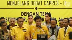 Ketum Partai Golkar Airlangga Hartarto (tengah) bersama pengurus membuka diskusi BALITBANG Partai Golkar di Jakarta, Kamis (14/2). Diskusi mengangkat tema 'Energi, Lingkungan Hidup, Pangan, SDA, Infrastruktur dan Pemerintahan'. (Liputan6.com/JohanTallo)