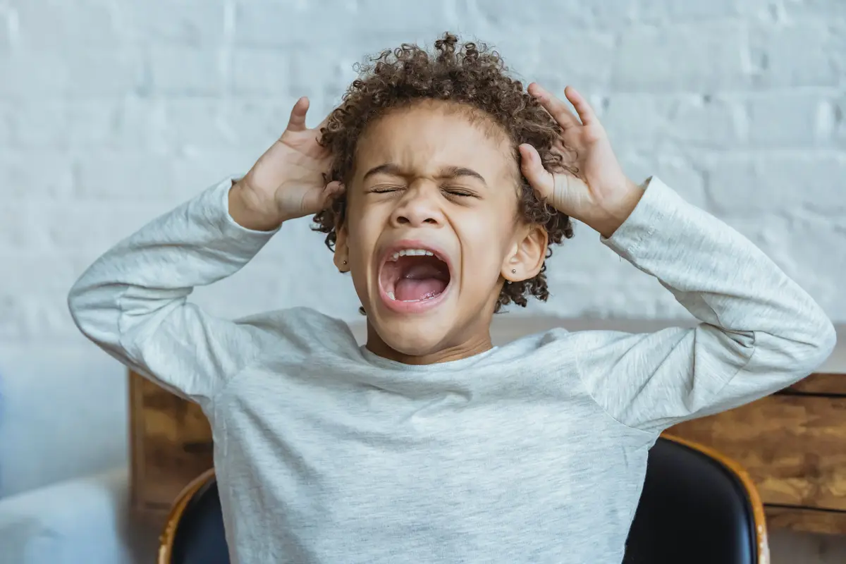 Contoh ilustrasi anak ngambek atau cranky hingga menangis