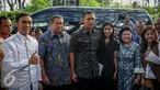 Ki-ka: Edhie Baskoro Yudhoyono, SBY, Agus Harimurti Yudhoyono, Annisa Pohan dan Ani Yudhoyono berpose saat tiba di Wisma Proklamasi, Jakarta, Jumat (23/9). (Liputan6.com/Faizal Fanani)