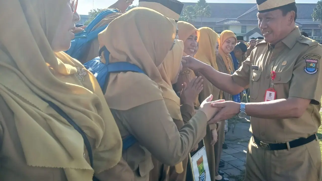 Sekretaris Daerah (Sekda) Kabupaten Tangerang, Moch. Maesyal Rasyid usai memimpin apel pagi di Lapangan Maulana Yudhanegara, Pusat Pemerintahan Kabupaten Tangerang.
