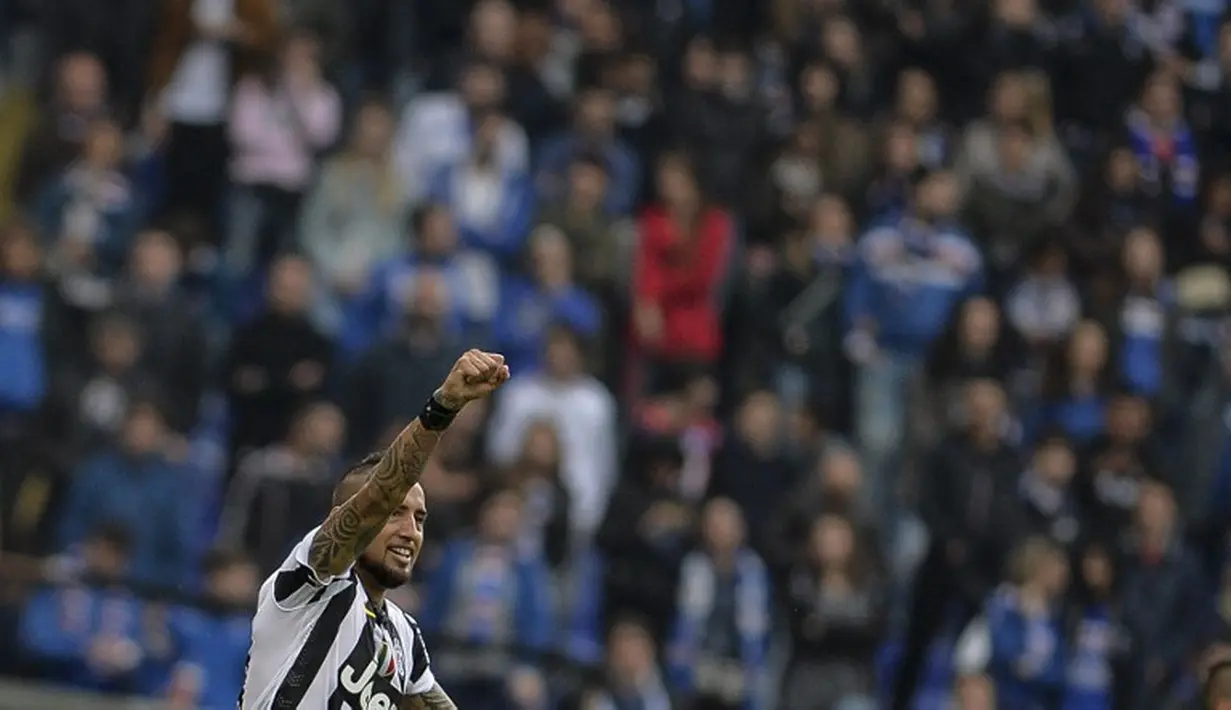 Gelandang Juventus, Arturo Vidal melaukan selebrasi usai mencetak gol bagi timnya. (AFP PHOTO / ANDREAS SOLARO)