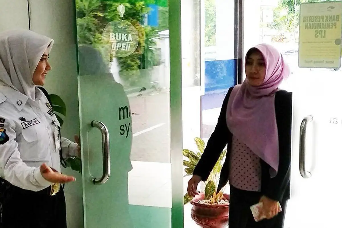 [bintang] Banting Setir, Model Cantik Asal Surabaya Ini Kini Jadi Satpam
