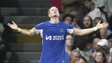 Gelandang Chelsea Mykhailo Mudryk merayakan gol yang dicetaknya ke gawang Fulham pada pekan ke-7 Liga Inggris 2023/2024 yang digelar di Craven Cottage, Selasa (3/10/2023) WIB. (AP Photo/Kin Cheung)