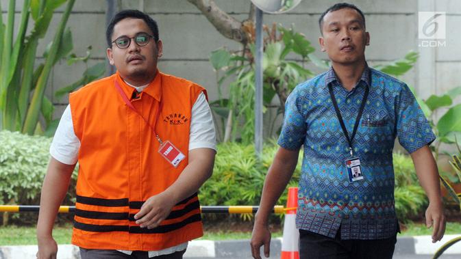Pengacara Arif Fitrawan (kiri) tiba untuk pemeriksaan di gedung KPK, Jakarta, Rabu (12/12). Arif Fitrawan menjalani pemeriksaan perdana setelah ditetapkan sebagai tersangka dugaan suap penanganan perkara di PN Jakarta Selatan. (Merdeka.com/Dwi Narwoko)