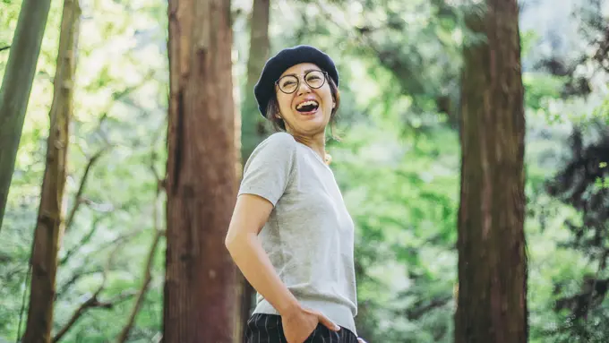 tertawa santai di hutan pagi segar