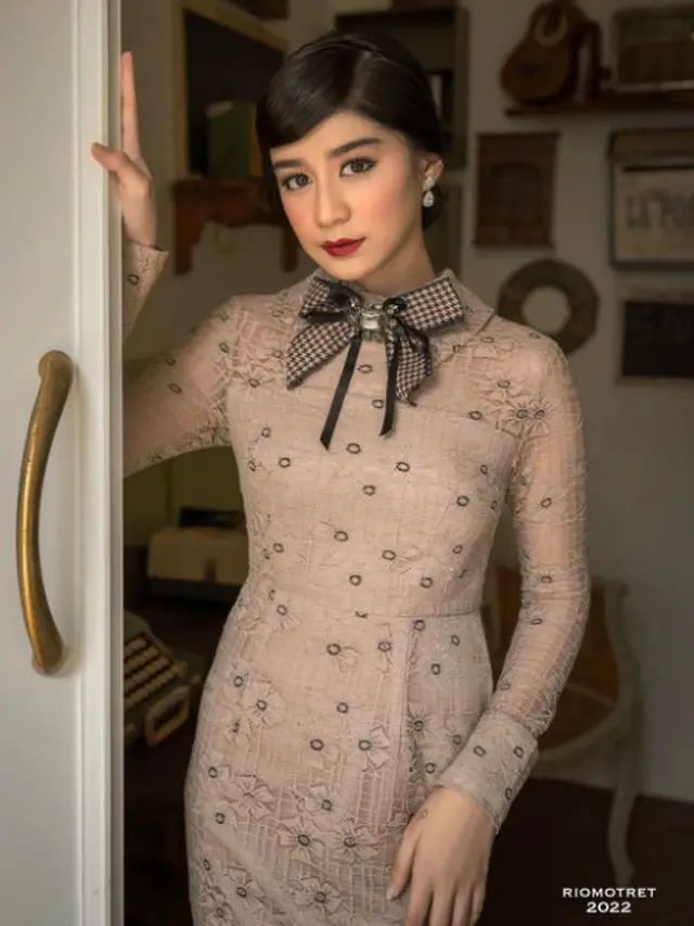 7 Gaya Vintage Alin Alfauziah dalam Pemotretan Ini Banjir Pujian