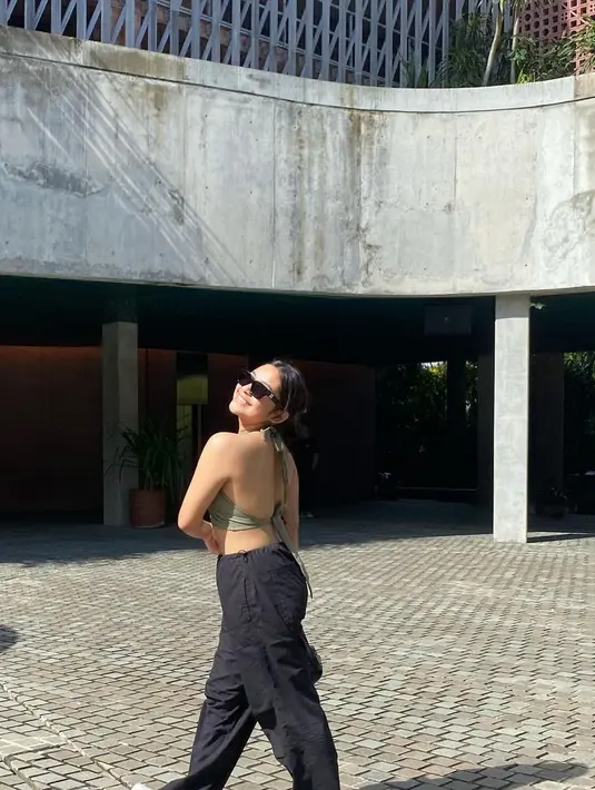 Putri semata wayang Mayangsari dan dan Bambang Trihatmodjo ini memiliki gaya yang chic dan simple. [Foto: Instagram/khiranitrihatmodjo]