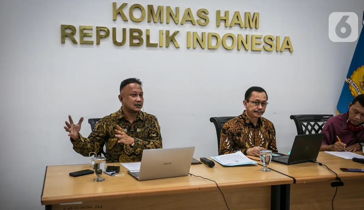 Komisioner Pemantau dan Penyelidik Komnas HAM RI M. Choirul Anam saat konferensi pers terkait Rancangan Perpres tentang tugas TNI dalam mengatasi terorisme di Kantor Komnas HAM, Jakarta, Rabu (24/6/2020). Rancangan Perpres itu dinilai berlandas criminal justice system. (Liputan6.com/Faizal Fanani)