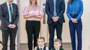 Kate Middleton menikmati momennya saat berkunjung ke Glasgow. Ia mengenakan blouse biru dengan skinny pants dan heels berwarna senada. [instagram/princeandprincessofwales]