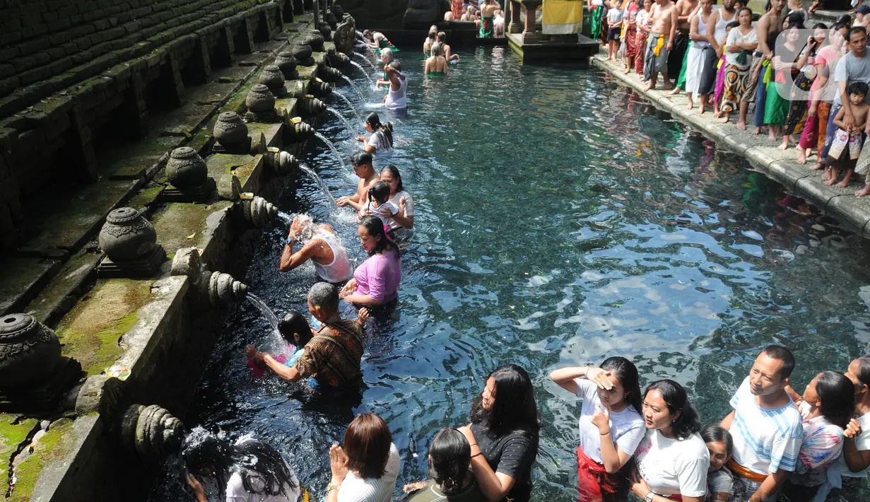 <p>Wisatawan antri membersihkan diri (melukat) di Pura Tirta Empul, Desa Tampaksiring, Gianyar, Bali, jumat (6/5/20222). Dalam sehari, lebih dari 2.000 wisatawan berkunjung ke obyek wisata spiritual i yang menjadi salah satu primadona di Pulau Bali ini. (merdeka.com/Arie Basuki)</p>