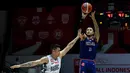 Pemain Pelita Jaya, Brandon Jawato (kanan) menembakkan bola ke arah ring dibayangi pemain Satria Muda, Juan Laurent Kokodiputra pada gim ketiga final IBL All Indonesia 2024 yang berlangsung di Hall Basket, Senayan, Jakarta, Sabtu (07/10/2024). (Bola.com/Bagaskara Lazuardi)