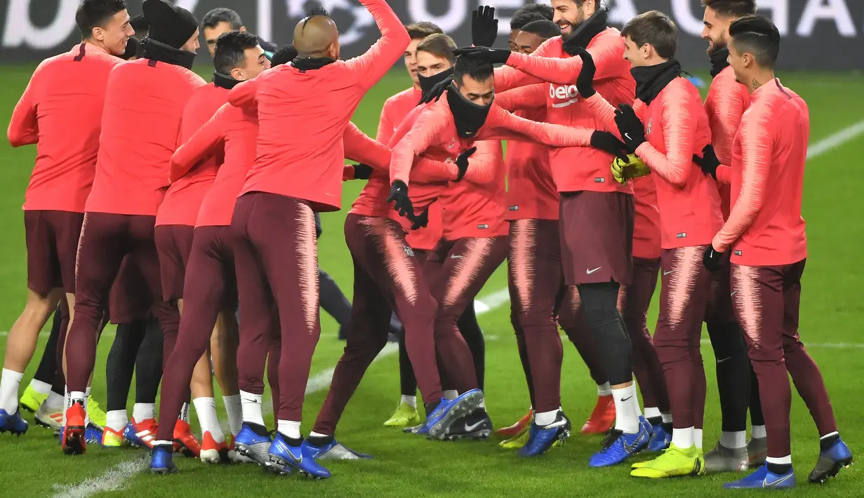 Para pemain Barcelona menikmati latihan jelang digelarnya laga lanjutan Grup B Liga Champions kontra PSV Eindhoven, Rabu (28/11). Dalam laga kali ini Luis Suarez diragukan tampil karena cedera. (AFP/Emmanuel Dunand)