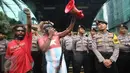 Seorang massa yang mengatasnamakan Aliansi Mahasiswa Papua (AMP) dan Front Rakyat Indonesia untuk West Papua (Fri-West Papua) menggunakan koteka saat berunjuk rasa di kantor PT Freeport Indonesia, Jakarta, Senin (20/3). (Liputan6.com/Immanuel Antonius)