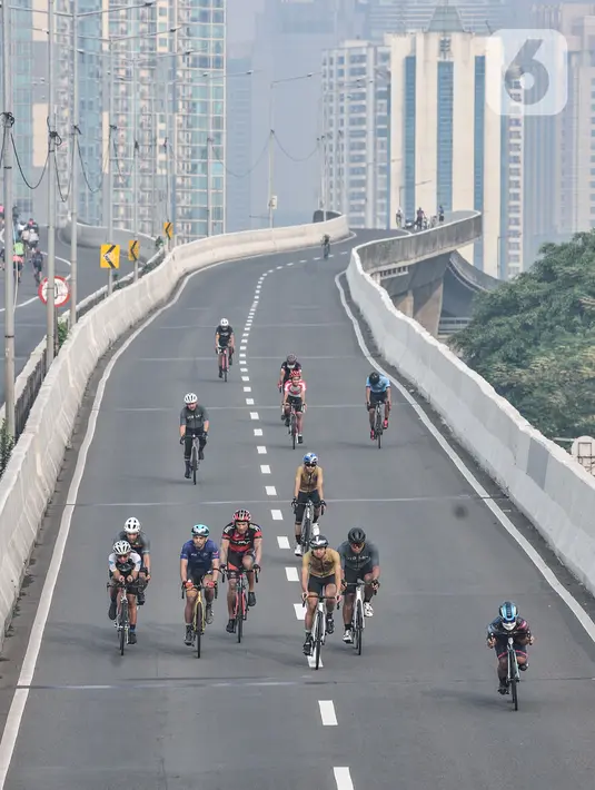 Pesepeda melintasi Jalan Layang Non Tol (JLNT) Kampung Melayu-Tanah Abang saat uji coba jalur sepeda balap atau Road Bike, Jakarta, Minggu (23/5/2021). Ratusan pesepeda terlihat antusias mengikuti uji coba lintasan Road Bike. (merdeka.com/Iqbal S Nugroho)