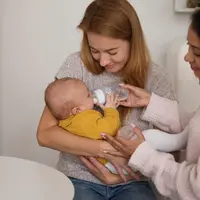 Praktik menyandarkan botol susu atau bottle propping bukanlah cara aman untuk memberi makan bayi. (foto/dok: freepik)