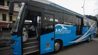 Tampilan bus Transjabodetabek Premium milik Perum PPD saat menunggu calon penumpang di Tamini Square, Jakarta, Kamis (14/12). Bus ini juga dilengkapi kursi menghadap ke depan, AC, Wi-Fi gratis, seatbelt, dan colokan listrik. (Liputan6.com/Faizal Fanani)