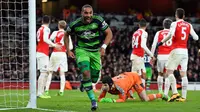 Bek Swansea City, Ashley Williams, merayakan gol ke gawang Arsenal pada laga Premier League di Emirates Stadium, London, Kamis (3/3/2016) dini hari WIB. (Reuters/Dylan Martinez)