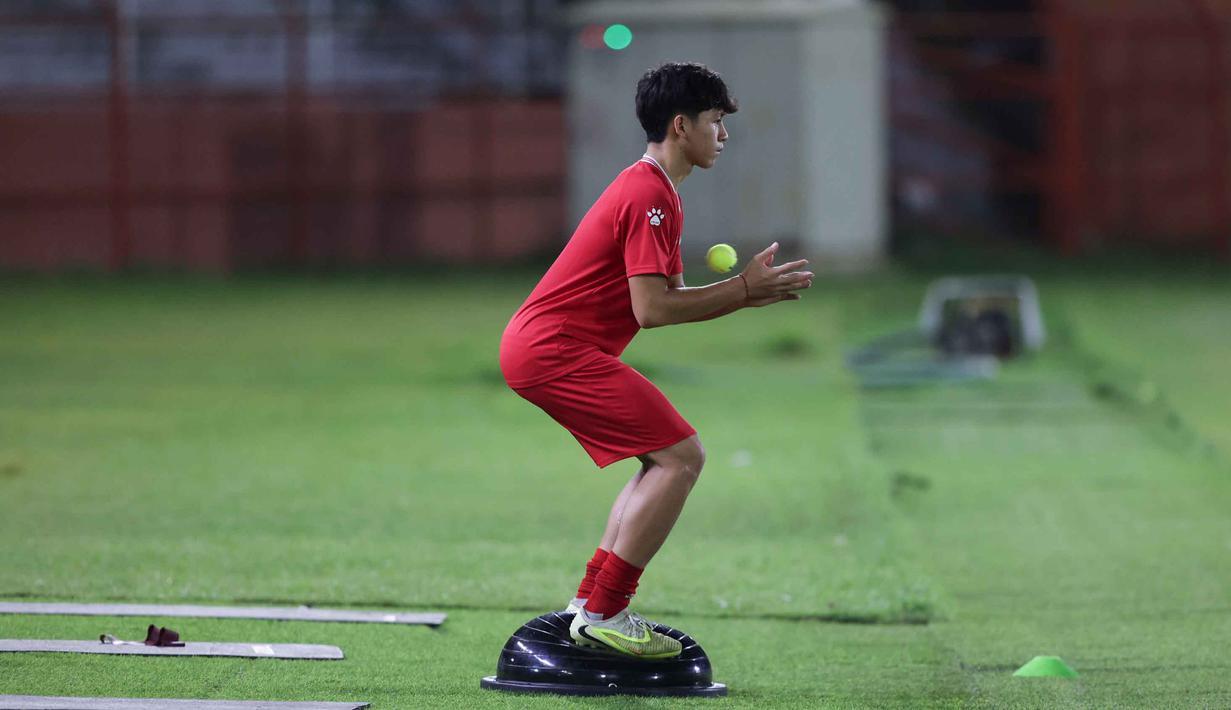 Kekalahan tersebut membuat posisi Indonesia melorot ke peringkat ketiga klasemen sementara Grup A. Tampak dalam foto, pemain Timnas Indonesia menggelar sesi latihan terakhir jelang laga melawan Vietnam pada laga terakhir Grup A Piala AFF U-17 2026 di Stadion Gelora 10 November, Surabaya, Jawa Timur, Sabtu (18/4/2026). (Bola.com/M Iqbal Ichsan)