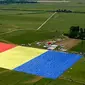 Sebuah foto udara menunjukkan bendera besar di lapangan terbang Clinceni, selatan Bucharest, Rumania. (Bogdan Cristel/AP)