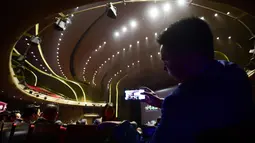 Pengunjung mengambil gambar menggunakan ponselnya sebelum upacara pembukaan Qingdao Movie Metropolis di Qingdao, Provinsi Shandong, Sabtu (28/4). Qingdao Oriental Movie Metropolis adalah jawaban China untuk menantang supremasi Hollywood. (AFP/WANG ZHAO)