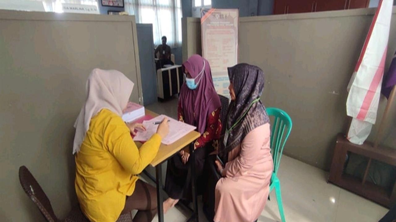 Tim Penyidik Kejari Makassar serahkan tersangka dan barang bukti tipikor pembangunan perpustakaan Kota Makassar ke Penuntut Umum (Liputan6.com/Eka Hakim)