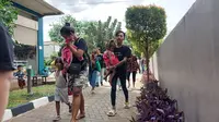 Warga yang tinggal di kolong jembatan dan kolong tol mulai pindah ke Rumah Susun Rawa Buaya, Jakarta Barat. (Arief/Liputan6.com)