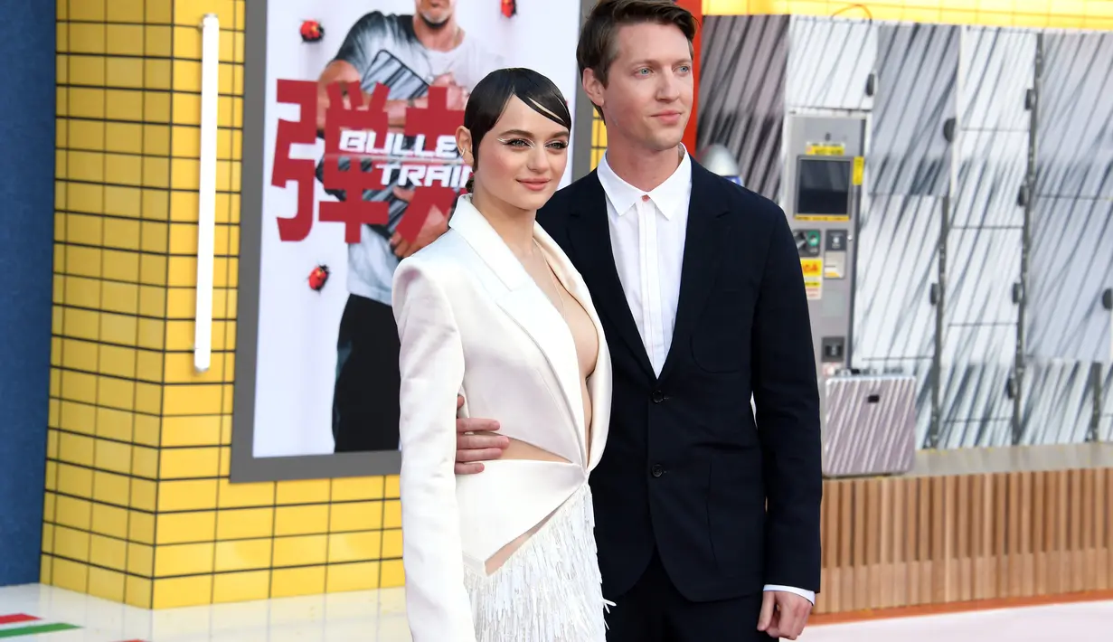 Aktris AS Joey King menghadiri pemutaran perdana "Bullet Train" di Los Angeles di teater Regency Village di Westwood, California (1/8/2022). Di acara ini, Aktris berusia 23 tahun itu berbagi beberapa ciuman dengan kekasihnya Steven Piet. (AFP Photo/Michael Tran)