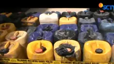Bersama MH, polisi menyita barang bukti puluhan drum serta karung bahan dasar pembuatan BBM palsu jenis Pertalite.