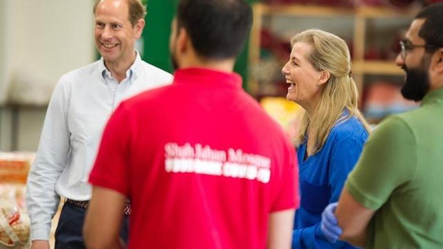 Berkerudung Hijau, Menantu Kesayangan Ratu Elizabeth II Ucapkan Selamat Idul Fitri