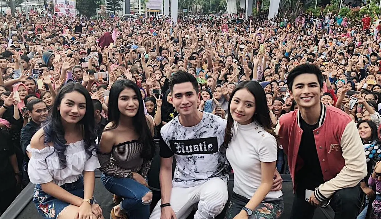 Perempuan yang mengawali dari sinetron Cinta Fitri 3 itu juga tak menyangka dengan membludaknya penggemar yang hadir meet and greet sinteron Siapa Takut Jatuh Cinta yang ditayangkan di SCTV tersebut. (Instagram/ersyaurel)