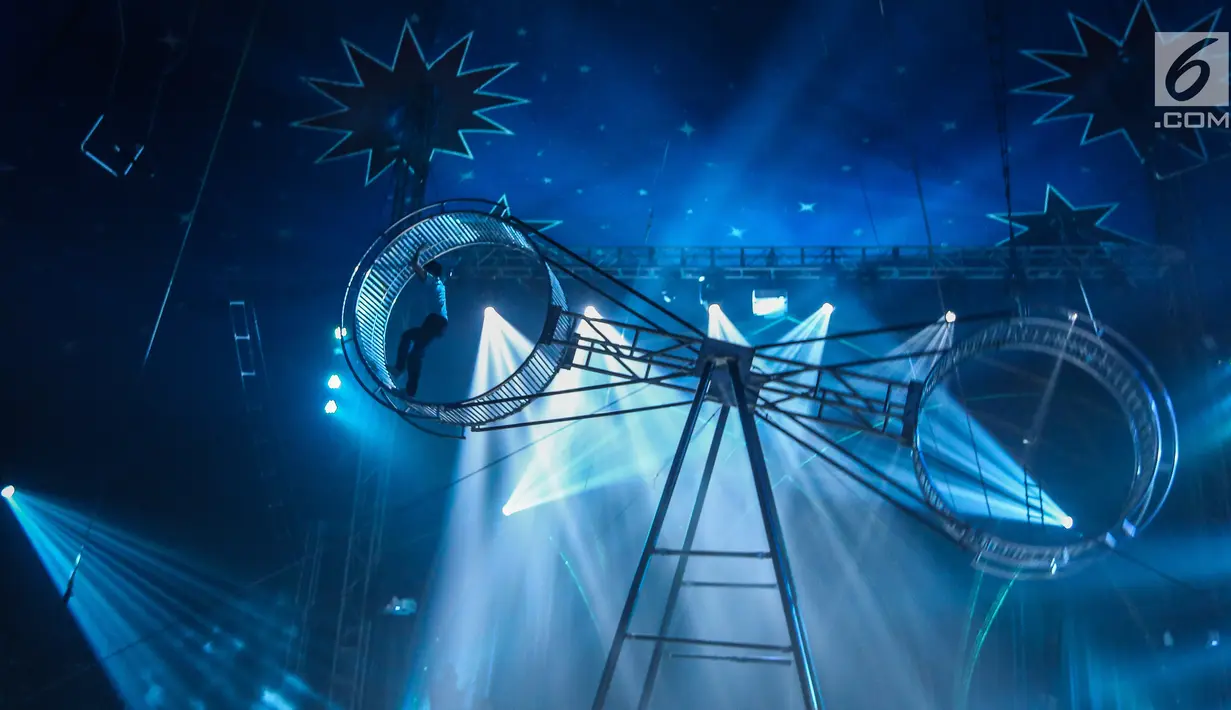 Pemain sirkus Oriental Circus Indonesia (OCI) berlatih akrobat dan trapeze jelang gelaran The Great 50 Show di Senayan, Jakarta, Rabu (12/12). The Great 50 Show akan dibuka pada 14 Desember  hingga 20 Januari 2019 di Jakarta. (Liputan6.com/Fery Pradolo)