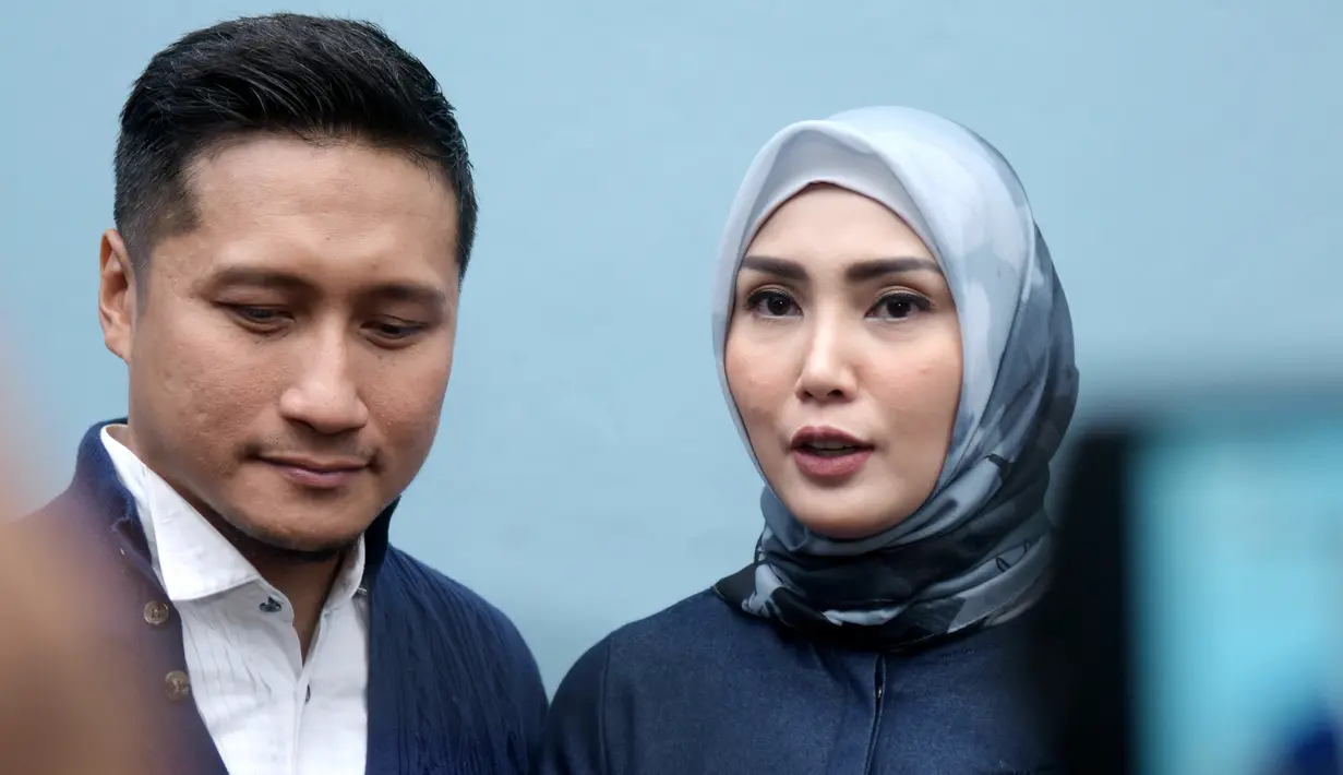 "Justru semenjak berhijab Alhamdulillah rezekinya tambah banyak, kita sendiri malah bingung" ujar Arie Untung di Masjid Pondok Indah, Jakarta Selatan, Senin (22/1/2018). (Nurwahyunan/Bintang.com)