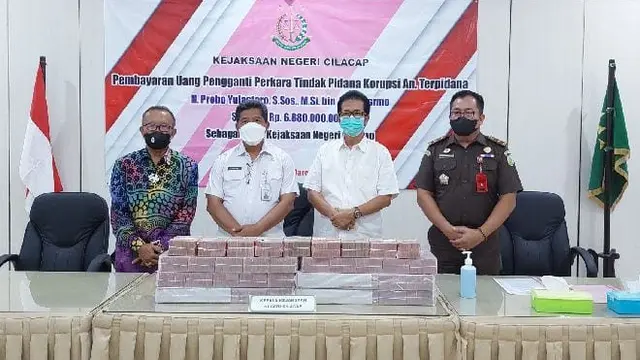 Mantan Bupati Cilacap, Probo Yulastoro mengembalikan uang kerugian negara akibat tindak pidana korupsi senilai Rp6,88 miliar. (Foto: Kejari Cilacap/Liputan6.com)