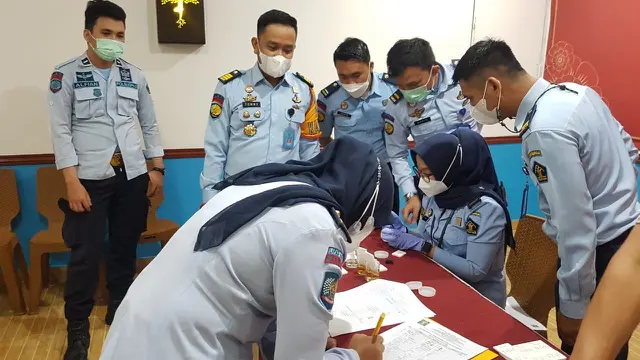 Pegawai Lapas Kelas IIA Bekasi menjalani tes urine