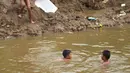 Sejumlah anak berenang di aliran Kali Ciliwung, Kampung Pulo, Jakarta, Jumat (2/12/2022).Minimnya lahan bermain menyebabkan anak-anak tersebut bermain tidak pada tempatnya, meskipun dapat membahayakan keselamatan. (merdeka.com/Imam Buhori)