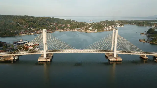 Kementerian PUPR tengah menyelesaikan tahap akhir pembangunan Jembatan Teluk Kendari sepanjang 1,34 km