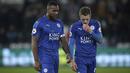 Dua punggawa Leicester City, Wes Morgan (kiri) dan Jamie Vardy meninggalkan lapangan usai kalah dari Swansea City  pada lanjutan Premier League di Liberty Stadium, Swansea, Wales,  (12/2/2017). Swansea menang 2-0. (Nick Potts/PA via AP)