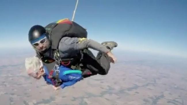 Nenek Battie saat melakukan skydiving | Photo: Copyright people.com