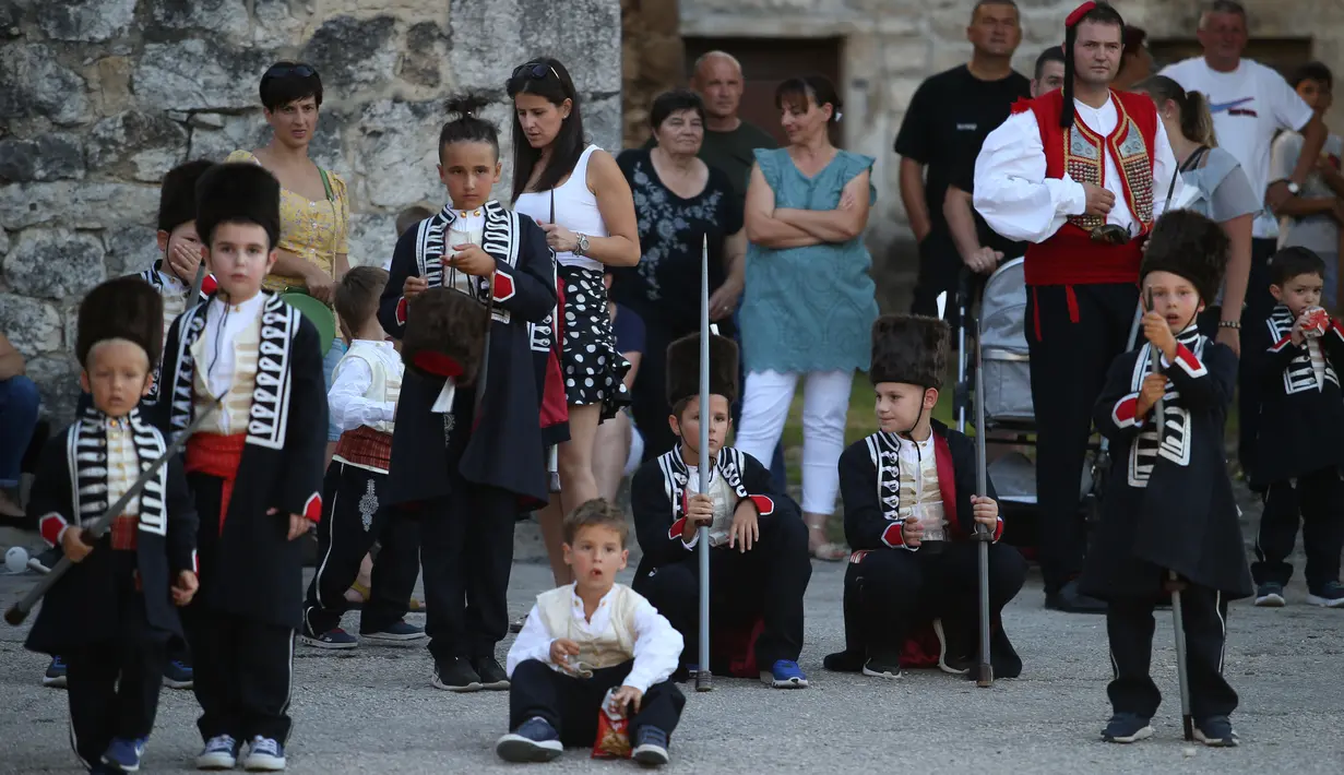Anak-anak beristirahat saat Turnamen Alka Anak-Anak di Brnaze, Kroasia (23/8/2020). Turnamen Alka ini partisipasinya hanya dibatasi untuk anak-anak. (Xinhua/Pixsell/Ivo Cagalj)