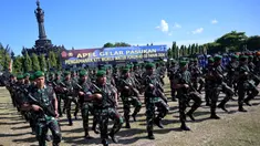 Personel Tentara Nasional Indonesia (TNI) mengambil bagian dalam apel persiapan keamanan untuk KTT World Water Forum ke-10 di Denpasar, Bali, pada tanggal 15 Mei 2024. (SONNY TUMBELAKA/AFP)
