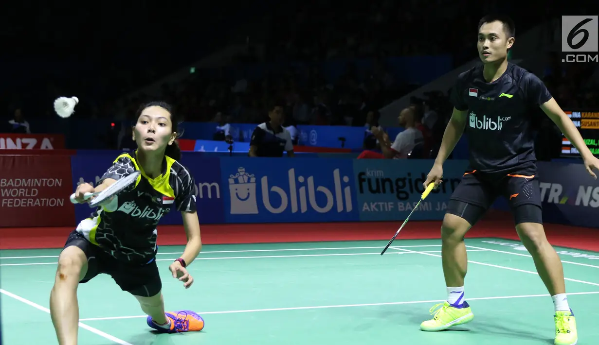 Ganda campuran Indonesia, Hafiz Faizal/Gloria Emanuelle Widjaja mengembalikan kok ke arah Ricky Karandasuwardi/Debby Susanto pada 8 besar Indonesia Open 2018 di Istora GBK, Jakarta, Jumat (6/7). Hafiz/Gloria unggul. (Liputan6.com/Helmi Fithriansyah)