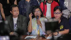 Ketua YLBHI Asfinawati (tengah) menyampaikan keterangan pers di Jakarta, Kamis (7/3). Mereka meminta agar pihak kepolisian membebaskan Robertus Robet karena lagu yang dinyanyikan Robertus tidak bermaksud menghina institusi TNI (Liputan6.com/Faizal Fanani)