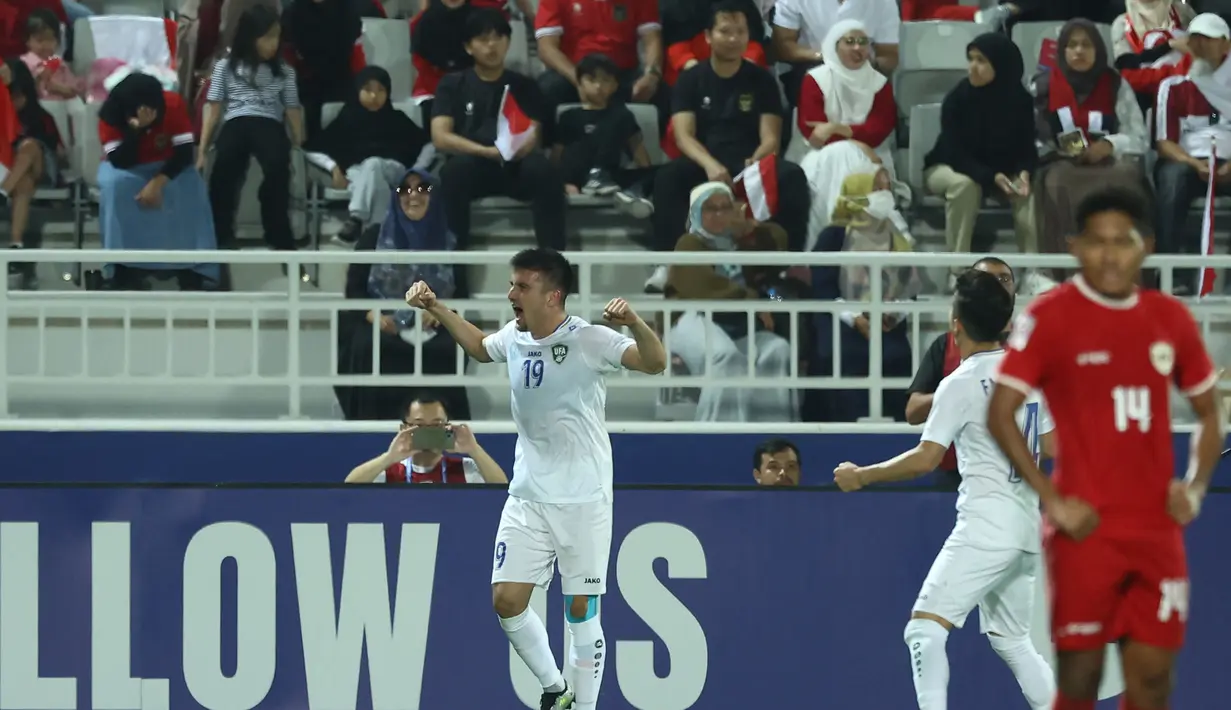 Hingga peluit akhir dibunyikan, skor tidak berubah 2-0 untuk kemenangan Uzbekistan. (KARIM JAAFAR/AFP)