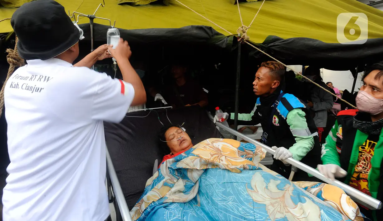 <p>Korban gempa menjalani perawatan di RSUD Cimacan, Cianjur, Jawa Barat, Senin (21/11/2022). Hingga berita ini ditulis, Bupati Cianjur Herman Suherman menyebut jumlah korban meninggal akibat gempa magnitudo 5,6 yang mengguncang Cianjur sudah mencapai 56 orang dan 700 lebih lainnya luka-luka. (merdeka.com/Arie Basuki)</p>