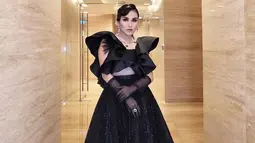Gaun berwarna hitam yang digunakan oleh Ayu Ting Ting ini terlihat begitu mewah dengan detail yang cantik. Bahkan, dalam penampilannya, dirinya juga tampil menawan memakai perhiasan yang tampak begitu elegan.(Liputan6.com/IG/@ayutingting92)