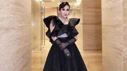 Gaun berwarna hitam yang digunakan oleh Ayu Ting Ting ini terlihat begitu mewah dengan detail yang cantik. Bahkan, dalam penampilannya, dirinya juga tampil menawan memakai perhiasan yang tampak begitu elegan.(Liputan6.com/IG/@ayutingting92)