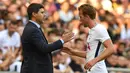 Striker Tottenham, Harry Kane, menghampiri sang pelatih Mauricio Pochettino usai membobol gawang Juventus pada laga persahabatan di Stadion Wembley, London, Sabtu (5/8/2017). Tottenham menang 2-0 atas Juventus. (AFP/Olly Greenwood)